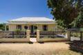 Spacious and Comfortable Berkeley Street Townhouse - Castlemaine - Australia Hotels